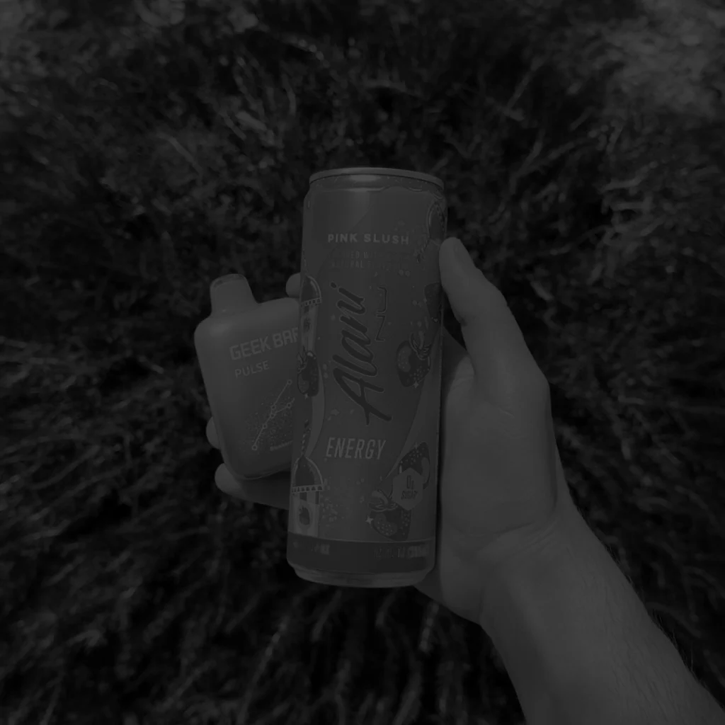 Geek Bar Pulse vape held in hand – blog thumbnail photo